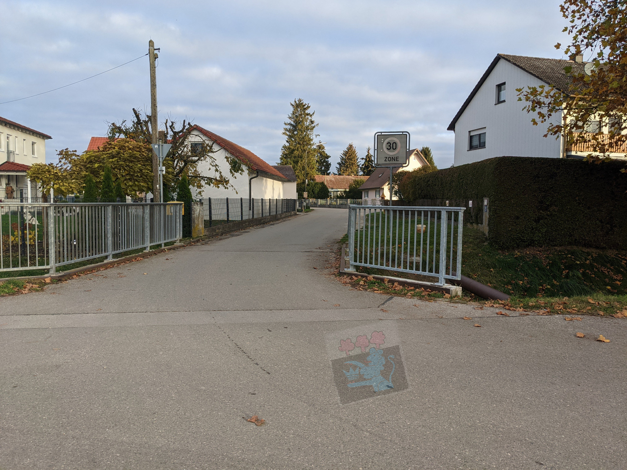 Brücke über den Mossgraben mit anschließender Kramerstraße in Mändlfeld - Oktober 2020