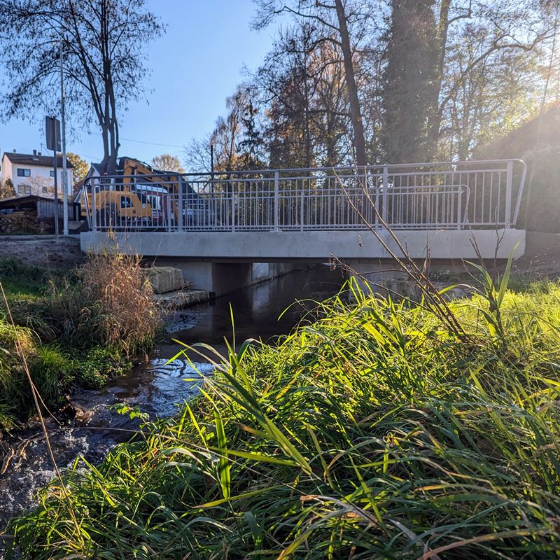 Die Brücke über den Mühlbach in Pobenhausen aus östlcher Richtung vom Rand des Mühlbachs aus fotografiert. (November 2022)