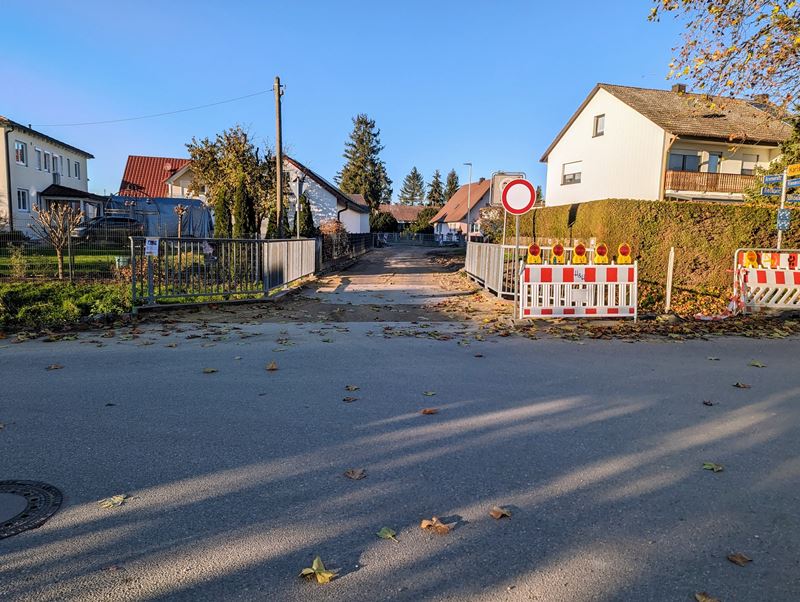 Die Brücke über den Moosgraben in Mändlfeld mit Blick in die Kramerstraße. (November 2022)