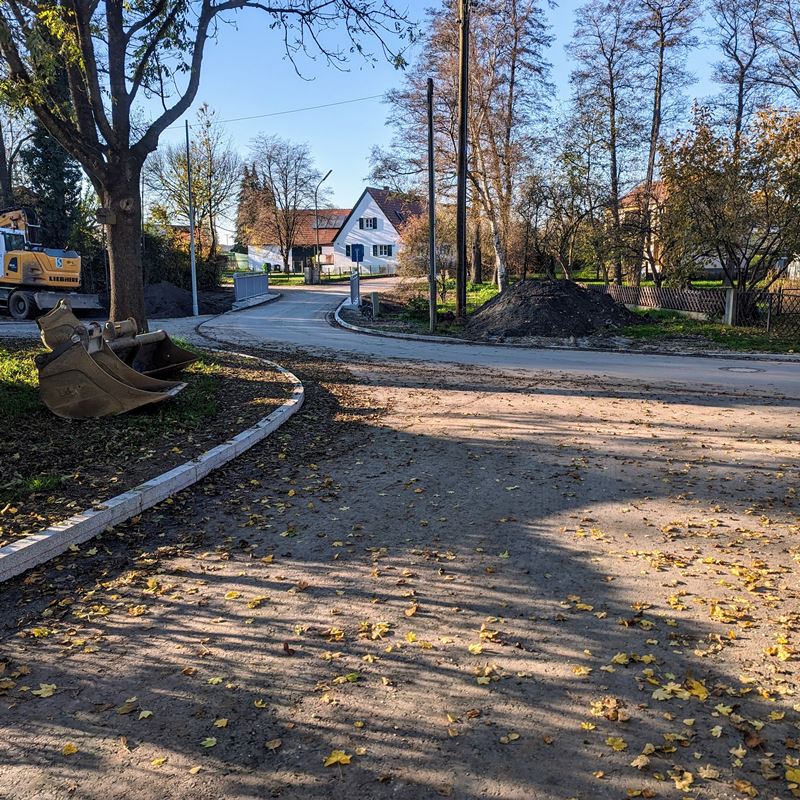 Blick auf die Brücke über den Mühlbach in Pobenhausen. Blick von der Straße Am Bachl nach Norden. (November 2022)