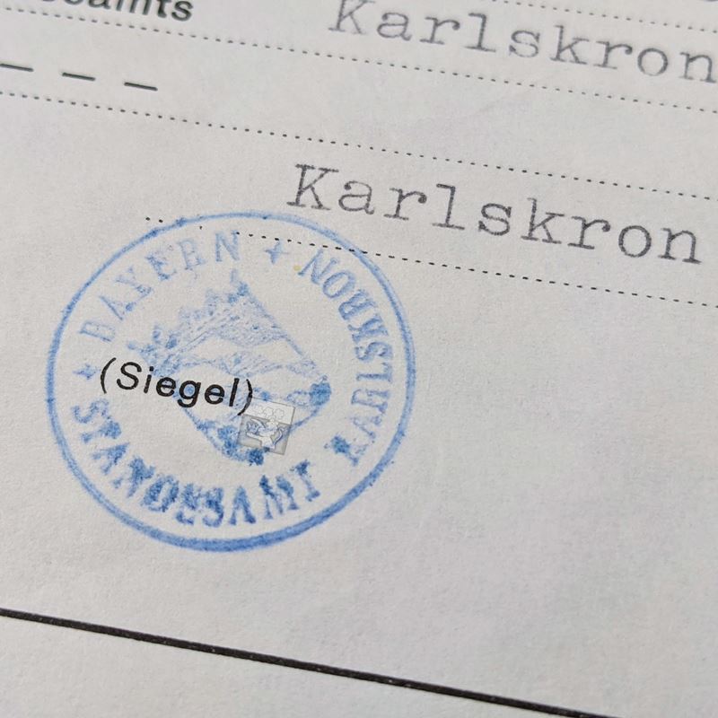 Teil einer Urkunde, auf dem der Stempel des Standesamtes Karlskron zu sehen ist.