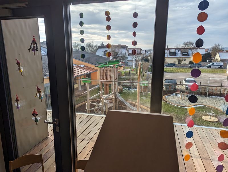 Kita Farbenfroh Karlskron - Blick nach draußen in den Spielgarten aus einem Gruppenraum im Obergeschoss