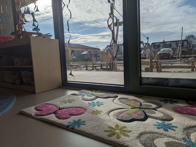 Kita Farbenfroh Karlskron - Blick nach draußen in den Spielgarten aus einem Gruppenraum im Erdgeschoss