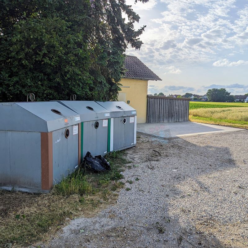 Glascontainer in Mändlfeld: Die Abstellfläche wurde gepflastert