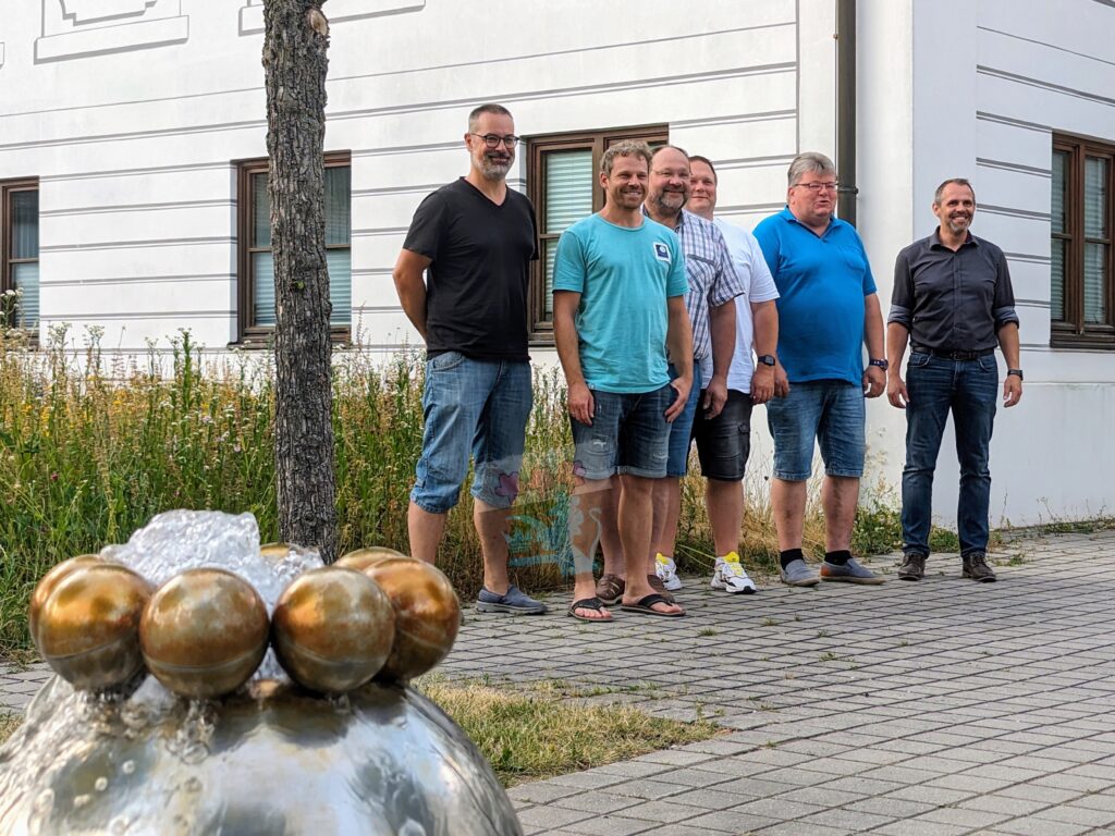 Mitglieder des Energieausschusses 2023 - 2026 der Gemeinde Karlskron (von links nach rechts) Thomas Krammer, Christopher Doppler, Martin Wendl, Gerhard Hagl, Kurt Bachhuber, Stefan Kumpf Nicht auf dem Bild: Sylivia Moosheimer