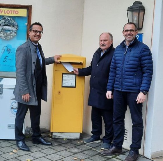 Die Bürgermeister Michael Franken (Reichertshofen), Ludwig Wayand ( Baar-Ebenhausen), Stefan Kumpf (Karlskron) werfen einen Brief bzgl. "Gymnasium Ingolstadt Süd" in einen Briefkasten.