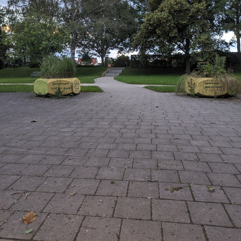 Pflasterweg über die Gemeindewiese